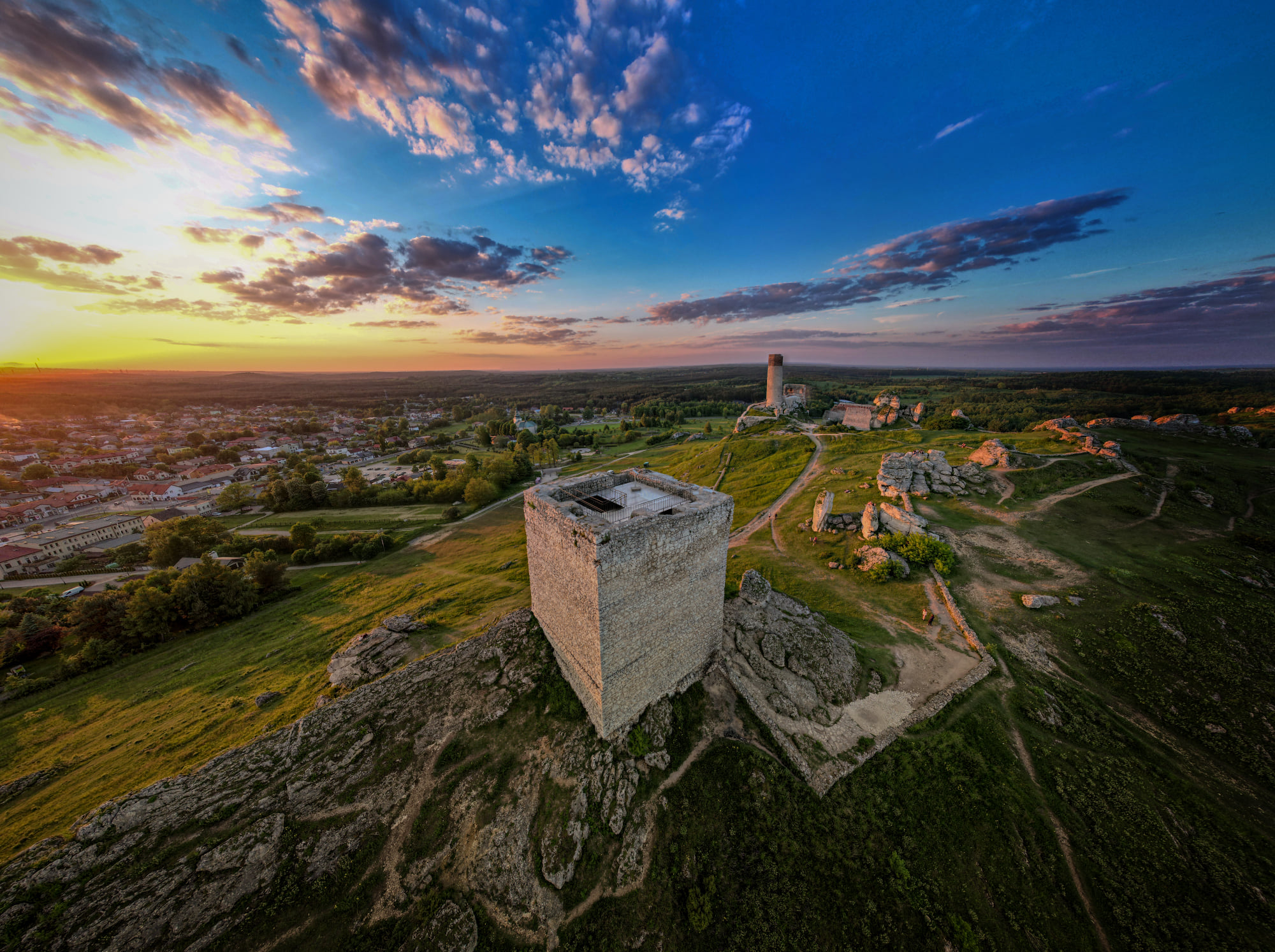 zamek w olsztynie przy zachodzie słońca